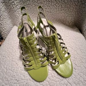Worthington, size 7 1/2, lime green color.
